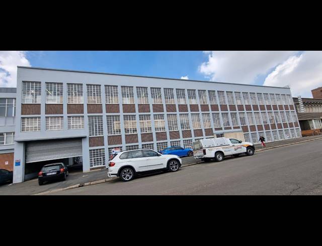 6,600M² WAREHOUSE FOR SALE IN NEW CENTRE